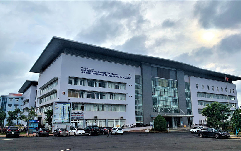 Bệnh viện đa khoa vùng Tây Nguyên, bệnh viện lớn nhất vùng Tây Nguyên hiện nay, được đầu tư cơ sở hạ tầng đồng bộ và các trang thiết bị y tế hiện đại, nhưng do áp lực công việc và thu nhập thấp nên nhiều bác sĩ xin thôi việc để “đầu quân” cho các cơ sở y tế tư nhân.