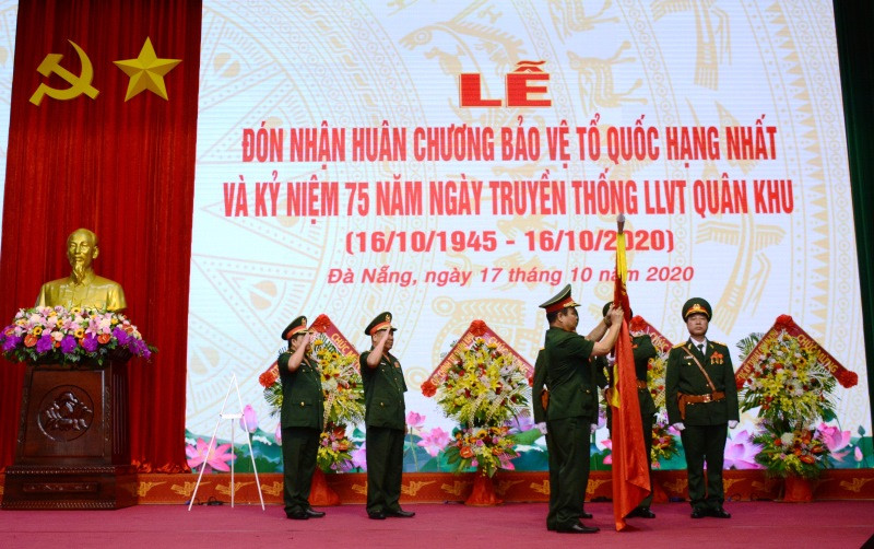 Thượng tướng Lê Chiêm, Thứ trưởng Quốc phòng gắn Huân chương lên lá cờ truyền thống của LLVT Quân khu 5.