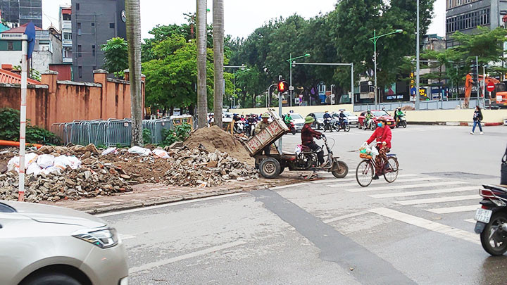 Nhiều người ngang nhiên đổ phế thải xây dựng ra đường phố.