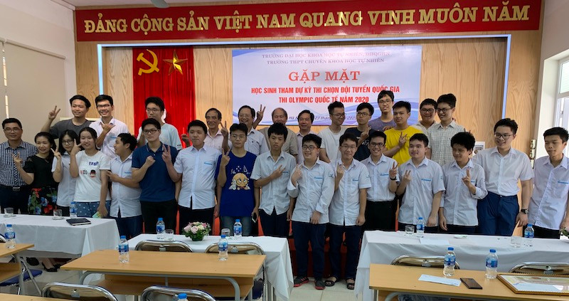 Gặp gỡ các học sinh xuất sắc của Trường THPT chuyên Khoa học Tự nhiên trong đội tuyển quốc gia tham dự Olympic quốc tế năm 2020 (Ảnh: HUS)