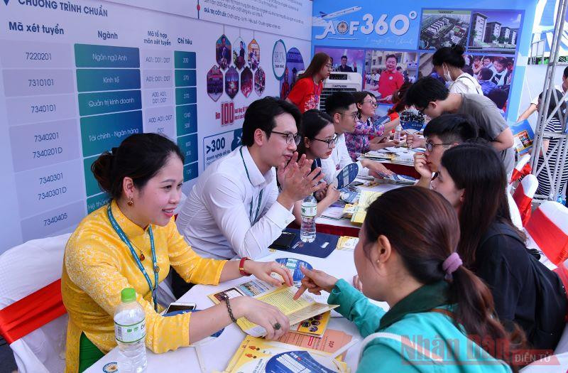 Tư vấn cho thí sinh tại Ngày hội tuyển sinh 2020 (Ảnh: DUY LINH)