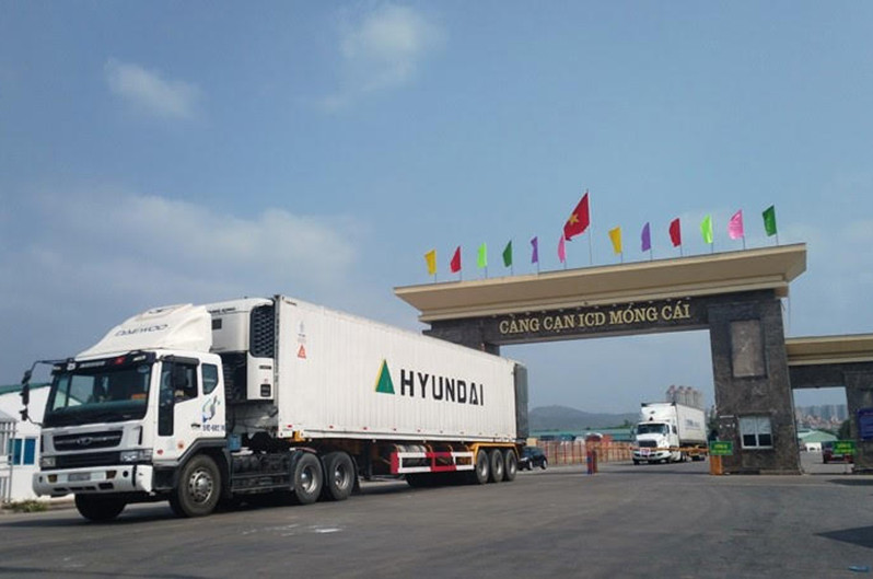 Các xe chở hàng hóa XNK được dán tem niêm phong trước khi vào TP Móng Cái.