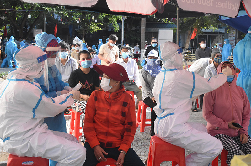 Đà Nẵng xét nghiệm diện rộng hộ gia đình sáng 18-5 tại địa điểm Nhà văn hóa phường An Hải Bắc, quận Sơn Trà.