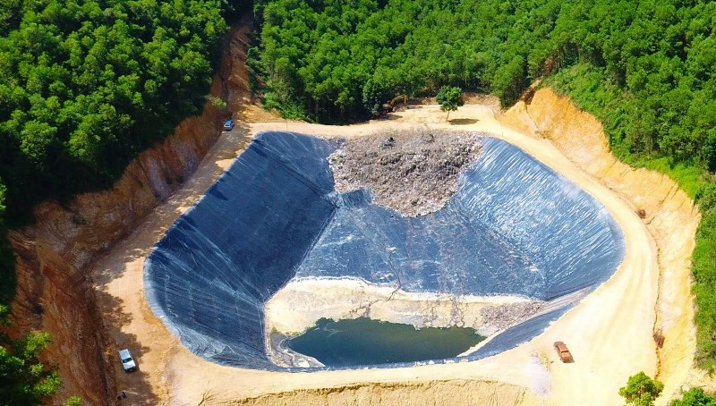 Hố rác có sức chứa hàng trăm nghìn tấn, khoét sâu trên đỉnh đồi Độc Lập, TP Hòa Bình.