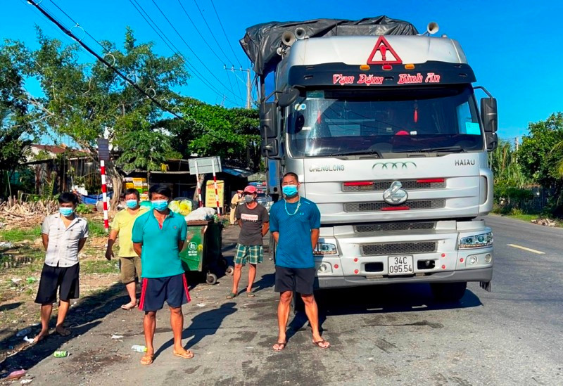 Những người đi trên xe container trái phép bị lực lượng công an phát hiện, xử lý.