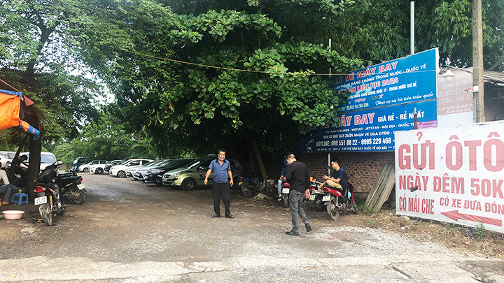 Một bãi đỗ xe của người dân Tân Trại.