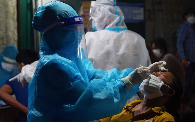 Lực lượng y tế Quảng Bình xuyên đêm truy vết, lấy mẫu xét nghiệm tại các ổ dịch là xã, phường ven biển. 