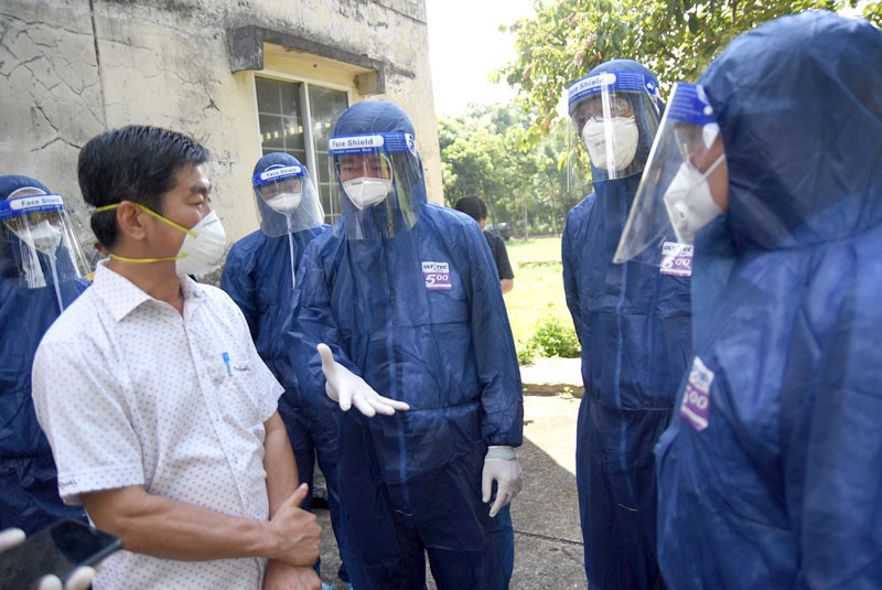 Bí thư Tỉnh ủy Đồng Nai Nguyễn Hồng Lĩnh (thứ 3 từ phải qua) kiểm tra tại Bệnh viện dã chiến điều trị bệnh nhân Covid-19 số 3.