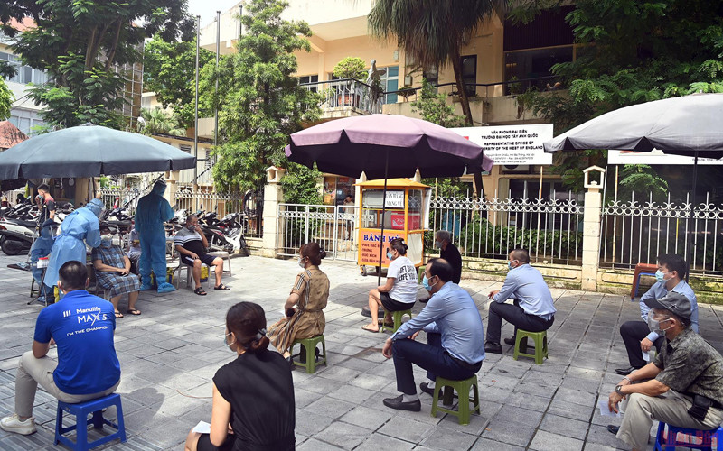 Xét nghiệm Covid-19 cho người dân Hà Nội. (Ảnh: DUY LINH)