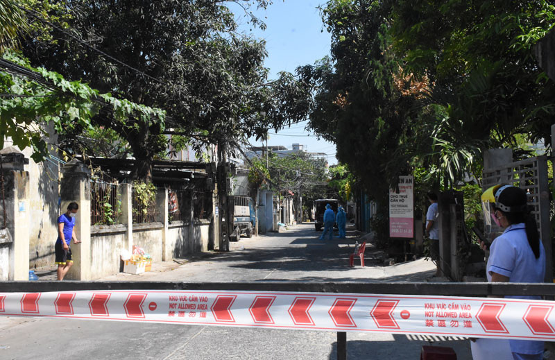 Lực lượng chức năng phong tỏa khu vực liên quan các ca nhiễm. 