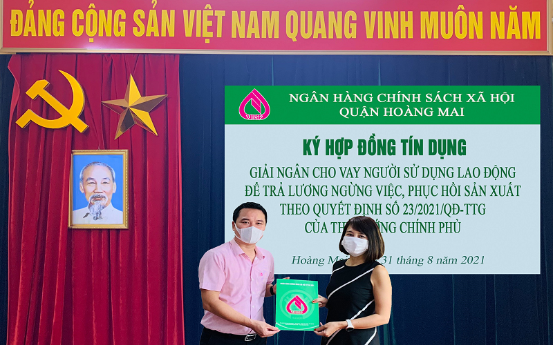 Ngân hàng chính sách xã hội quận Hoàng Mai (Hà Nội) cho người sử dụng lao động vay vốn. Ảnh: H.M