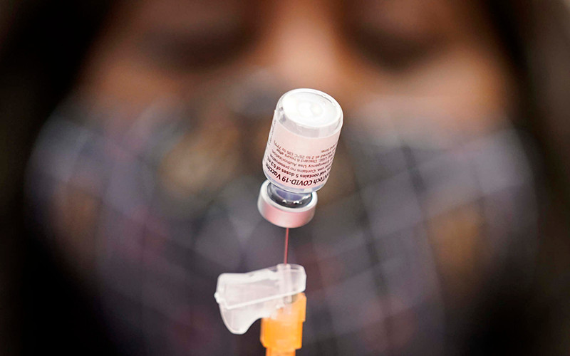 Một nhân viên y tế đang chuẩn bị một liều vaccine Pfizer-BioNTech ngừa Covid-19 tại điểm tiêm chủng. Ảnh: The Sydney Morning Herald/AP.