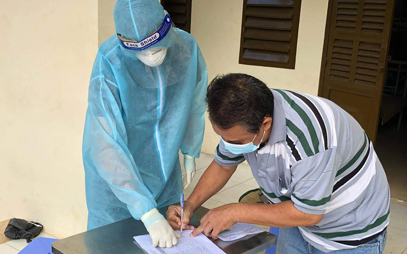 Ký thủ tục xuất viện tại Bệnh viện Dã chiến số 1 TP Hồ Chí Minh. (Ảnh: DH)