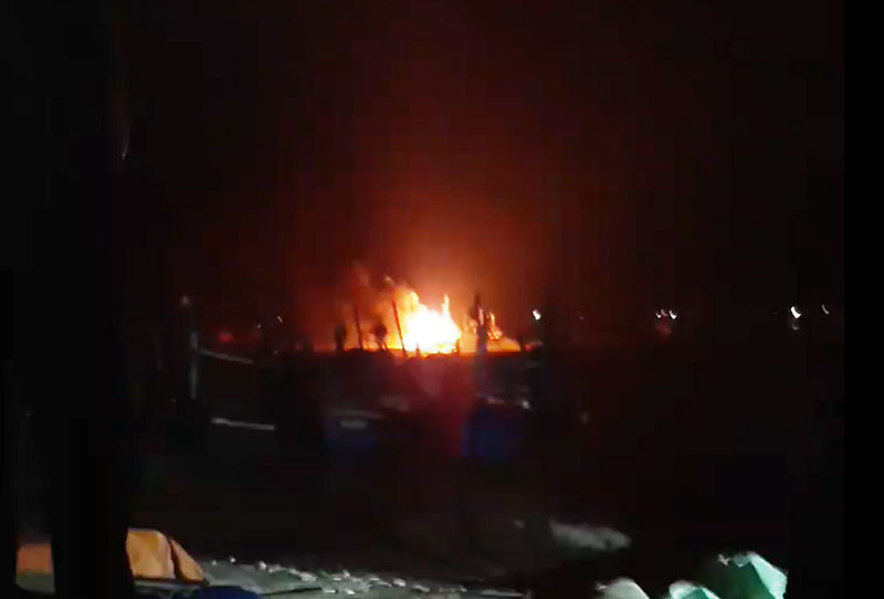 Tàu cá bị cháy khi đang neo đậu trên bến ở xã Ngư Lộc, tỉnh Thanh Hóa.