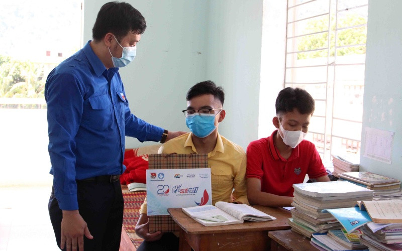 Trao quà cho các em học sinh Cơ tu.