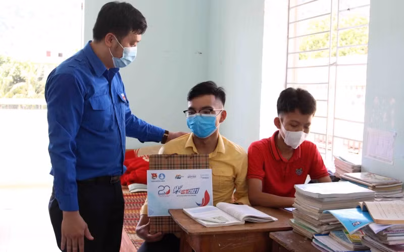 Trao quà cho các em học sinh Cơ tu.