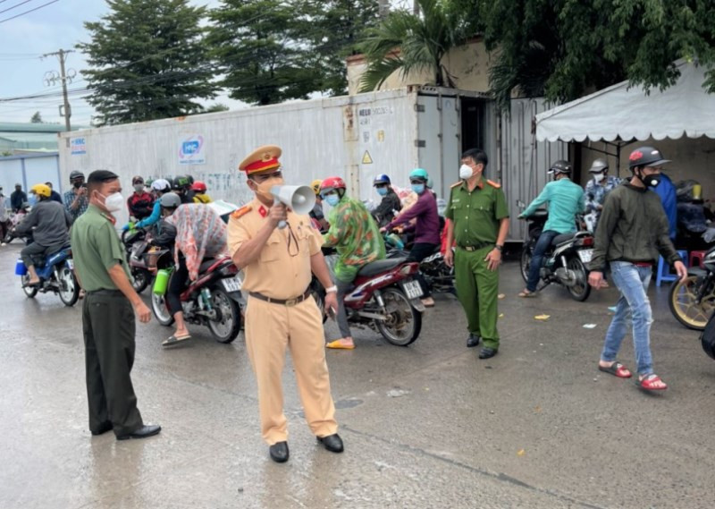 Lực lượng chức năng tỉnh Đồng Nai phát loa vận động người dân quay trở về nơi ở cũ.