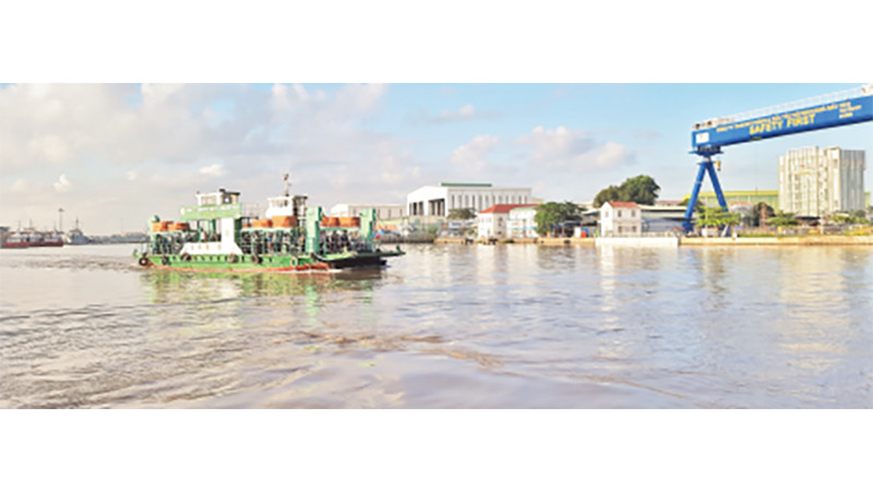 Bến phà Bình Khánh (trên sông Soài Rạp) đưa đón khách và các phương tiện giao thông qua lại giữa huyện Nhà Bè và huyện Cần Giờ, TP Hồ Chí Minh.