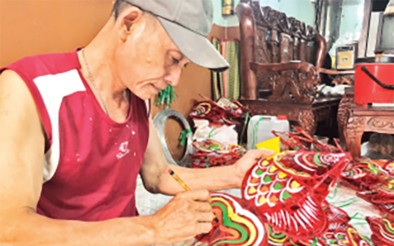 Anh Nguyễn Đức Thắng đã có thâm niên hơn 25 năm làm lồng đèn truyền thống.