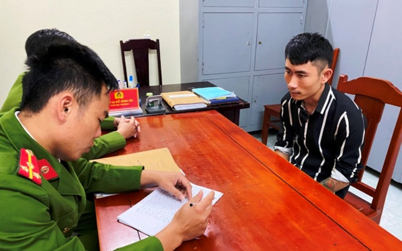 Công an lấy lời khai của đối tượng liên quan.