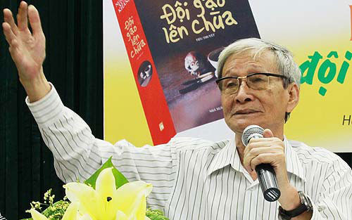 Nhà văn Nguyễn Xuân Khánh trong buổi ra mắt tác phẩm "Đội gạo lên chùa". Ảnh: NGUYỄN ĐÌNH TOÁN