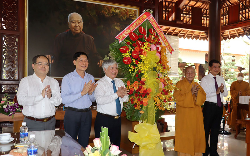 Đồng chí Đỗ Văn Chiến chúc mừng các tăng ni, phật tử tại Thiền viện Thường Chiếu.