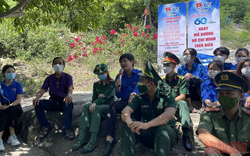 Thế hệ trẻ hôm nay nhắc lại truyền thống hào hùng đường Hồ Chí Minh trên biển. (Ảnh: HÒA NAM)