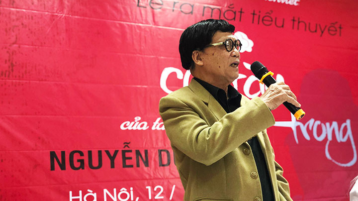 Tác giả tại lễ ra mắt sách.