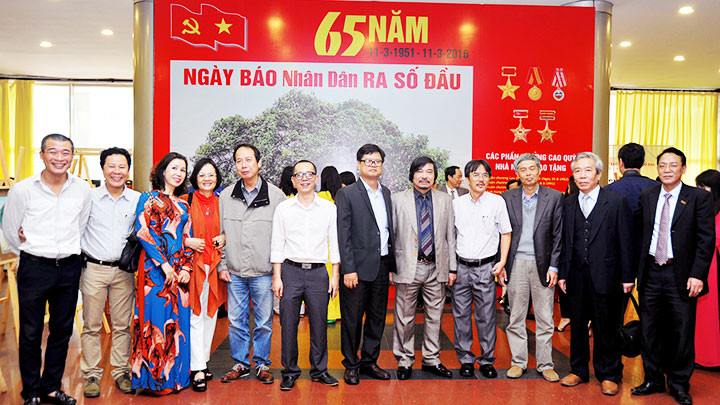 Các thế hệ người làm Báo Nhân Dân tại Lễ kỷ niệm 65 năm Ngày báo ra số đầu (11-3-1951 - 11-3-2016).