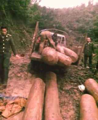 Các chiến sĩ kiểm lâm thu giữ tang vật