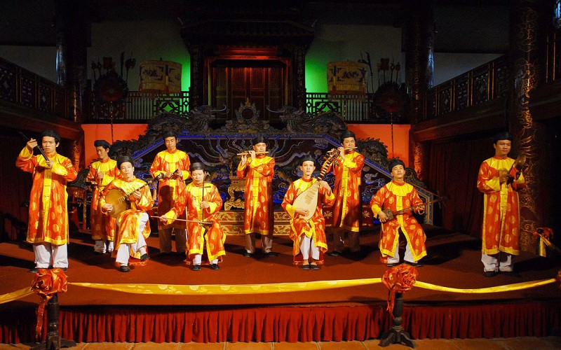 Biểu diễn nghệ thuật với nhạc cụ truyền thống.