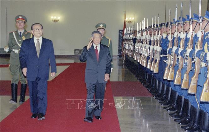 Tổng Bí thư Lê Khả Phiêu và Tổng Bí thư, Chủ tịch Trung Quốc Giang Trạch Dân duyệt đội danh dự Hải lục không quân Trung Quốc trong chuyến thăm hữu nghị chính thức Trung Quốc từ 25-2 đến 3-3-1999. Ảnh: TTXVN.
