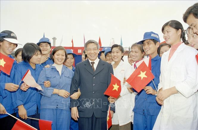 Tổng Bí thư Lê Khả Phiêu với công nhân Nhà máy đường Cao Bằng ngày 17-12-1998. Ảnh: TTXVN.