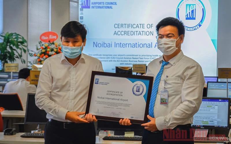 Cục trưởng HKVN Đinh Việt Thắng và PGĐ Cảng HKQT Nội Bài Tô Tử Hà nhận chứng chỉ của ACI. Ảnh: Quang Hưng
