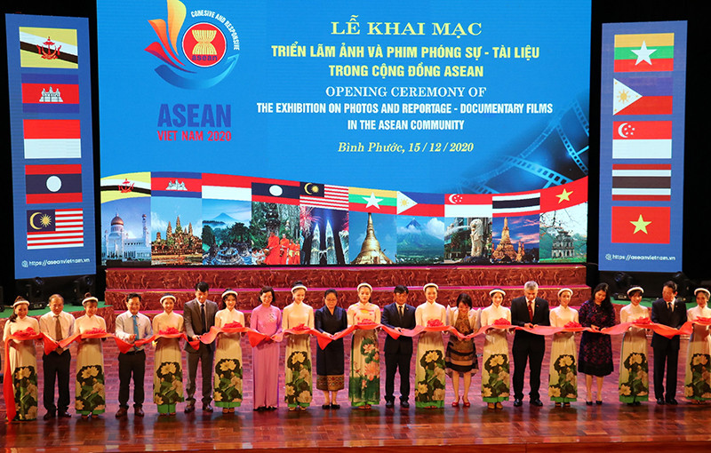 Các đại biểu cắt băng nghi thức khai mạc triển lãm ảnh và phim phóng sự - tài liệu về cộng đồng ASEAN. 