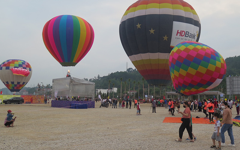 Du khách chiêm ngưỡng phong cảnh thiên nhiên xứ Lạng trên kinh khí cầu.