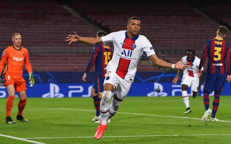 K. Mbappe ba lần làm tung lưới của Barcelona.