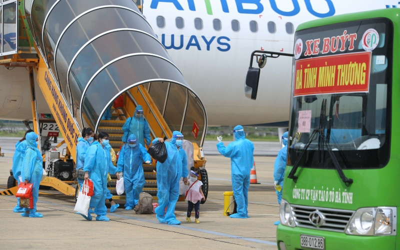 Phụ nữ mang thai và trẻ nhỏ được tỉnh Hà Tĩnh về quê an toàn.