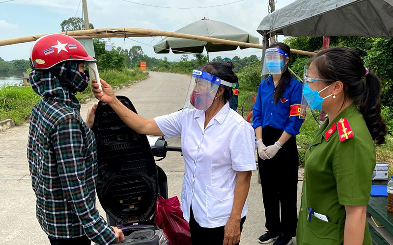 Nữ chiến sĩ Công an phường Tào Xuyên (Thành phố Thanh Hóa) cùng các lực lượng làm nhiệm vụ tại chốt kiếm soát dịch Covid-19 trên địa bàn.