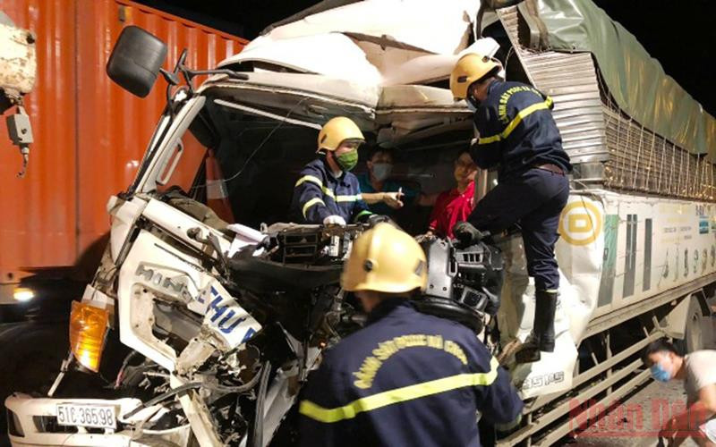 Đầu xe ô tô biến dạng sau va chạm giao thông.