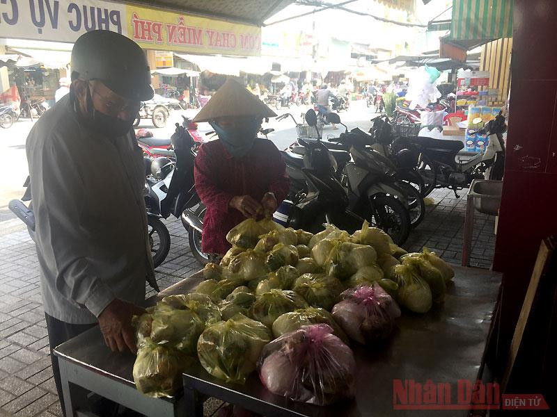 Người nghèo có bữa cơm ấm lòng trong dịch Covid-19.