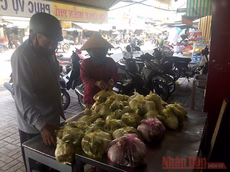 Người nghèo có bữa cơm ấm lòng trong dịch Covid-19.