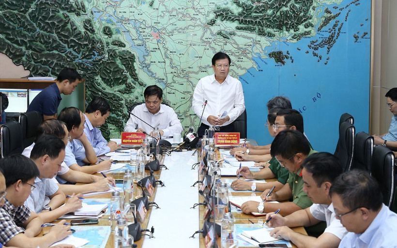 Cuộc họp ứng phó áp thấp nhiệt đới mạnh lên thành bão sáng 1-8.