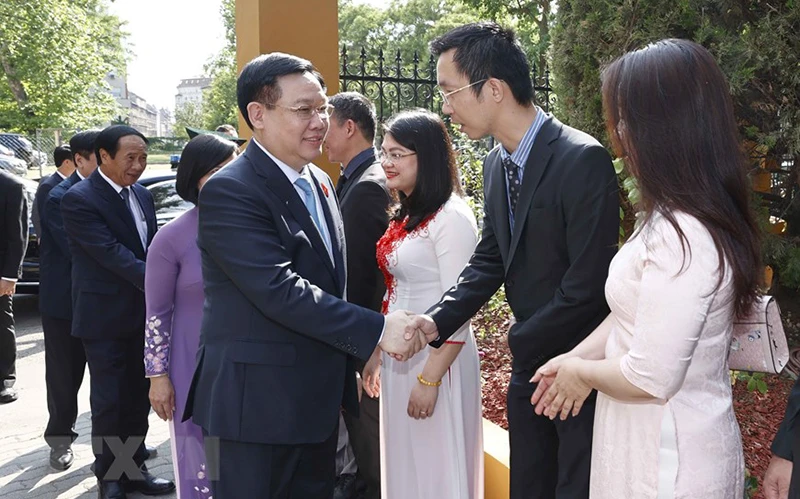  Chủ tịch Quốc hội Vương Đình Huệ với cán bộ, nhân viên Đại sứ quán Việt Nam tại Hungary.
