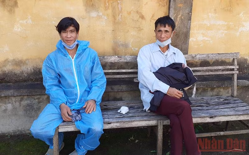 Hai đối tượng Lò Văn Mớ (áo trắng bên phải) và Lò Văn Liên khi bị phát hiện nhập cảnh trái phép.