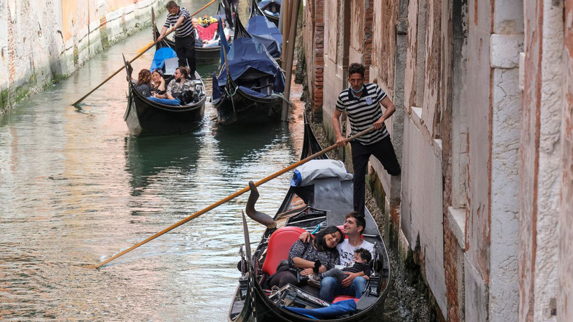 Ảnh minh họa: Khách du lịch tận hưởng chuyến đi bằng thuyền gondola. (Ảnh: REUTERS)