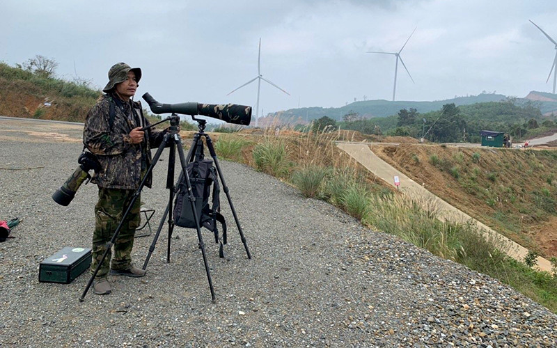 Nhà điểu học Lê Mạnh Hùng trong chuyến công tác miền trung đầu tháng 12/2021.