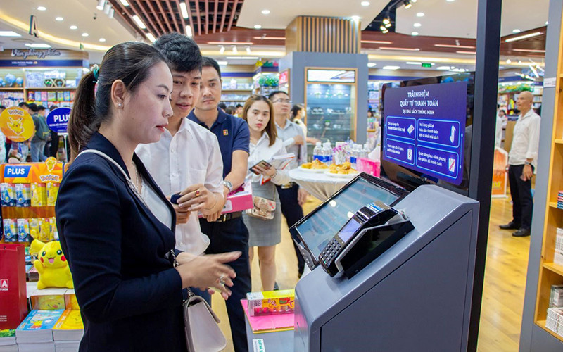 Khách hàng trải nghiệm quầy tự thanh toán tại một nhà sách thông minh. Ảnh: FAHASA