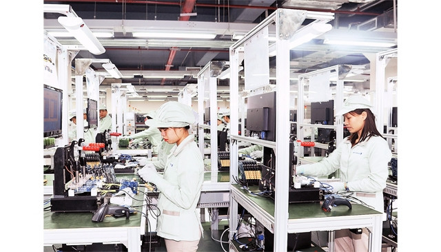 Sản xuất thiết bị viễn thông công nghệ cao tại Công ty CP Công nghệ Công nghiệp Bưu chính Viễn thông (VNPT Technology) ở Khu công nghệ cao Hòa Lạc (Hà Nội). Ảnh: THANH HẢI