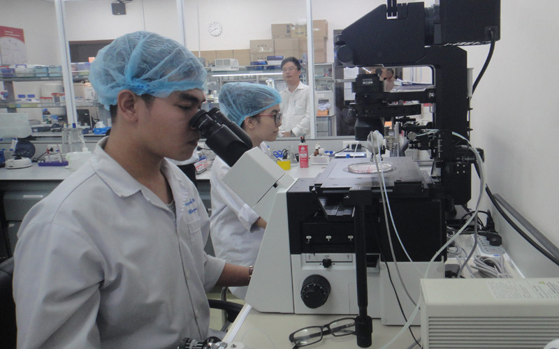 Sinh viên nghiên cứu khoa học tại Trường đại học Quốc Tế thuộc Đại học Quốc gia TP Hồ Chí Minh.